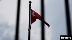 6일 미국 주재 터키 대사관에 터키 국기가 휘날리고 있다. 