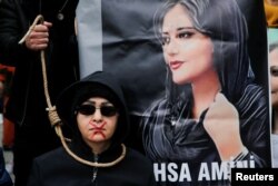 一名妇女在土耳其伊斯坦布尔参加抗议伊朗当局处死一名抗议男子的示威活动。（2022年12月10日）