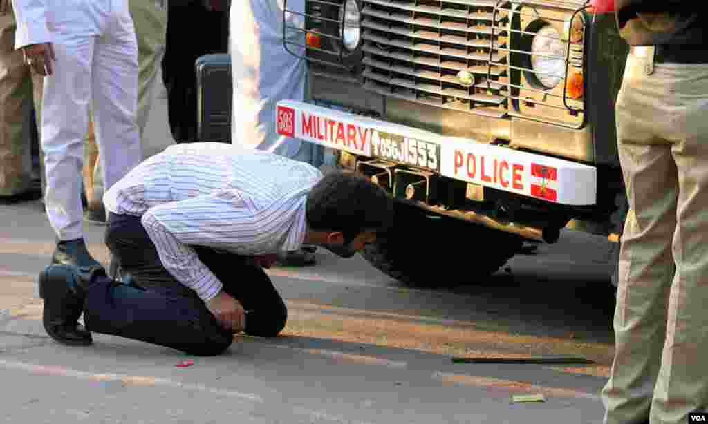 &nbsp;فورنسک ماہر شواہد اکٹھے کرنے کیلئے گاڑی کا جائزہ لے رہا ہے