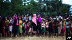 Muçulmanos Rohingya no Bangladesh fazem filas para obter alimentos, 19 de Setembro, 2017.