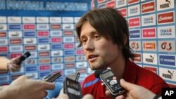 Kapten tim Republik Ceko, Tomas Rosicky mengalami cedera otot tumit ketika menang 2-1 atas Yunani tanggal 12 Juni (foto: dok.).