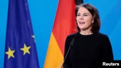 아날레나 베어보크 독일 외무장관이 베를린 청사에서 유럽연합(EU)기와 독일 국기를 배경으로 기자회견하고 있다. (자료사진)
