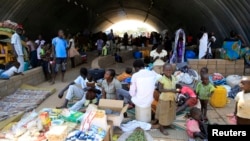 Dân chúng chạy lánh nạn vì giao tranh ở Nam Sudan tạm ngụ trong một nhà kho của Liên hiệp quốc ở ngoại ô thủ đô Juba, 23/1213