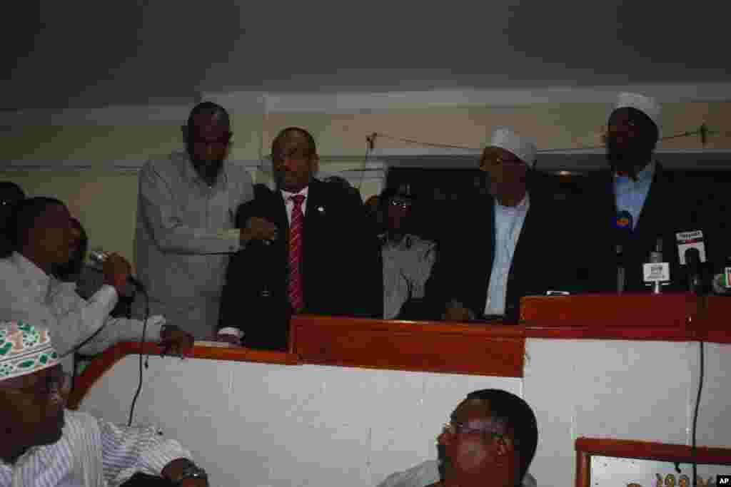 Raisal-wasaaraha oo la dhaarinayo