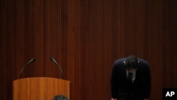 Samsung Electronics Vice Chairman Lee Jae-yong bows during a news conference at a company's office building in Seoul, South Korea, May 6, 2020, expressing remorse but offered no clear admission of wrongdoing. 