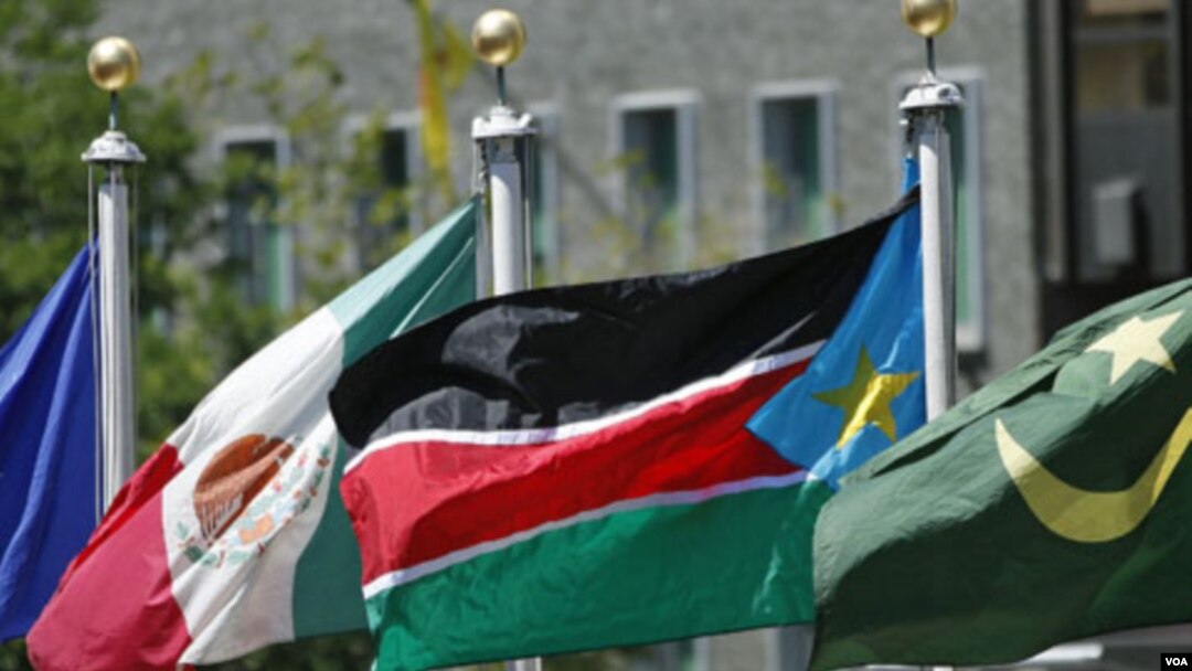 Bendera Sudan selatan (kedua dari kanan) dikibarkan di luar markas PBB di New York (14/7).