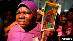 Una católica venezolana asiste a misa en Semana Santa, en la Basílica de Santa Teresa, en Caracas.