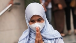 Wanna Suansan yang didakwa terlibat pengeboman vihara pada 2015, meninggalkan Pengadilan Pidana Bangkok Selatan, usai putusan bebas di Bangkok, Thailand, Kamis, 7 November 2024. (Foto: Sakchai Lalit/AP Photo)