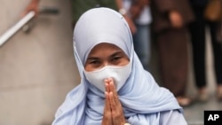 Wanna Suansan yang didakwa terlibat pengeboman vihara pada 2015, meninggalkan Pengadilan Pidana Bangkok Selatan, usai putusan bebas di Bangkok, Thailand, Kamis, 7 November 2024. (Foto: Sakchai Lalit/AP Photo)