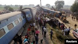 Des secouristes interviennent sur un accident de train à Pukhrayan, au sud de Kanpur, en Inde, le 20 novembre 2016.