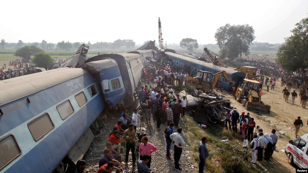 Tim penyelamat mencari korban kecelakaan kereta api yang selamat di Pukhrayan, sebelah selatan Kanpur, India, 20 November 2016.