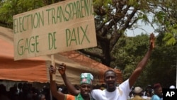 Supporters of Guinea's opposition hold a banner reading "Transparente Elections. Sign of Peace" during an opposition rally in Conakry (file)