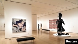 Una persona camina en el interior del museo de arte moderno en Nueva York (MoMA), el 26 de agosto de 2020.
