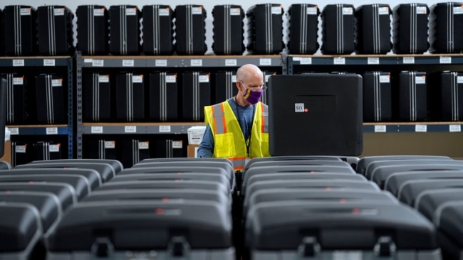 资料图：北卡罗来纳州的一名工作人员为即将到来的选举准备读取选票的机器（2020年9月3日）