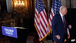 El presidente electo Donald Trump se va del podio después de una conferencia de prensa en Mar-a-Lago, el 7 de enero de 2025, en Palm Beach, Florida. 