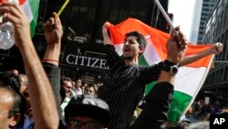 Sledbenici indijskog novog premijera Narendre Modija u Njujorku gledaju prenos Modijevog govora u Medison Skver Gardenu 