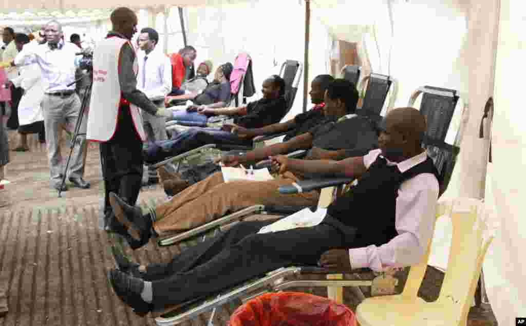 People donate blood for people injured in the attack at the Westgate Mall, at Uhuru Park in Nairobi, Sept. 23, 2013. 