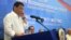 Tổng thống Philippines Rodrigo Duterte phát biểu trong một cuộc họp với Cộng đồng người Philippines ở Hà Nội, Việt Nam, ngày 28 tháng 9 năm 2016.