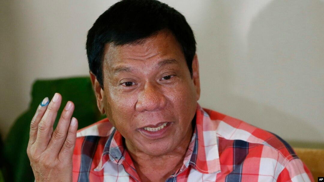 Presiden terpilih Filipina, Rodrigo Duterte berbicara kepada media di Davao city, Filipina (foto: dok).