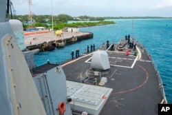 ARCHIVO - Marineros estadounidenses a bordo del USS Paul Hamilton durante una visita de rutina al puerto de Diego García, el 11 de febrero de 2023. (Marina de EE.UU. vía AP)