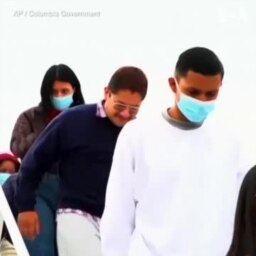 美国遣返非法移民飞机在哥伦比亚降落