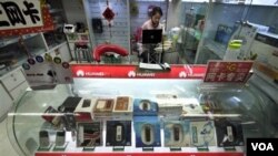 Toko di Beijing menjajakan produk-produk ponsel pabrik Huawei yang juga menjadi andalan ekspor Tiongkok (foto: dok). Surplus perdagangan TIongkok menurun seiring berkurangnya permintaan barang ke Eropa dan Amerika.