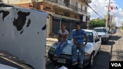 Antonieta y Mervis, de 24 y 30 años, esperan en una larga fila de vehículos a las afueras de una estación de servicio en Maracaibo. Dicen que no votaron porque la elección de hoy es “una trampa”.