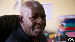 Pierre-Claver Mbonimpa, défenseur renommé des droits de l'Homme au Burundi, décembre 2014. (VOA / H. McNeish) 