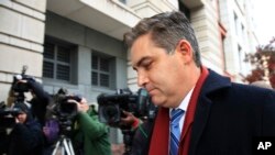 Repòtè CNN Jim Acosta pandan li t ap antre nan yon tribinal federal nan Washington, mèkredi 14 novanm 2018 la, pou l te tande santans yon jij sou defi li te lanse kont desizyon administrasyon Trump la te pran pou koupe antre-sòti li nan La Mezon Blanch.