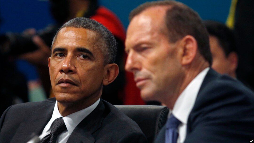 Tổng thống Hoa Kỳ Barack Obama lắng nghe Thủ tướng Australia phát biểu tại phiên khai mạc cuộc họp đầu tiên của Hội nghị thượng đỉnh G20 ở Brisbane, Australia, ngày 15/11/2014.