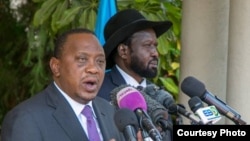 Le président kényan Uhuru Kenyatta, à gauche, et son homologue sud-soudanais Salva Kiir lors tiennent une conférence de presse, 30 aout 2016.