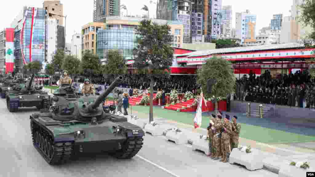 Lebanon memamerkan kekuatan militernya dalam parade Hari Kemerdekaan di Beirut, Lebanon, 22 November 2017.