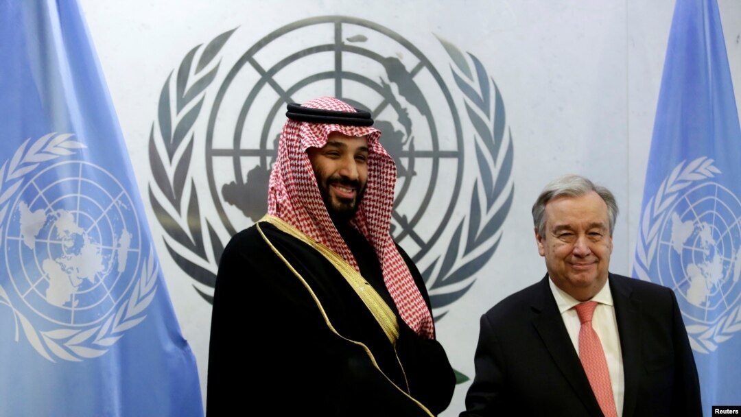 Putra Mahkota Saudi, Pangeran Mohammad bin Salman (kiri) berjabat tangan dengan Sekjen PBB Antonio Guterres di markas PBB New York, Selasa (27/3). Mohammad bin Salman sedang melakukan kunjungan tiga minggu di AS. 