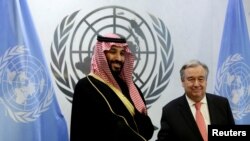 Putra Mahkota Saudi, Pangeran Mohammad bin Salman (kiri) berjabat tangan dengan Sekjen PBB Antonio Guterres di markas PBB New York, Selasa (27/3). Mohammad bin Salman sedang melakukan kunjungan tiga minggu di AS. 