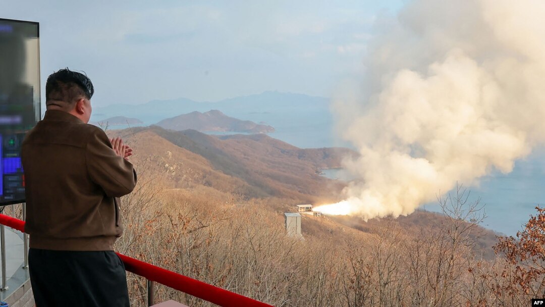 En esta imagen difundida por el gobierno de Corea del Norte, el gobernante norcoreano Kim Jong Un observa lo que afirma ser una prueba de un motor de combustible sólido para su nuevo misil hipersónico de alcance intermedio, el 19 de marzo de 2024, en Corea del Norte.
