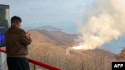 En esta imagen difundida por el gobierno de Corea del Norte, el gobernante norcoreano Kim Jong Un observa lo que afirma ser una prueba de un motor de combustible sólido para su nuevo misil hipersónico de alcance intermedio, el 19 de marzo de 2024, en Corea del Norte.