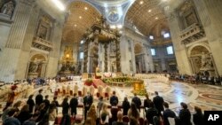 El Papa Francisco celebra la misa con motivo de la festividad de Cristo Rey, en la Basílica de San Pedro, en el Vaticano, el domingo 21 de noviembre de 2021. 