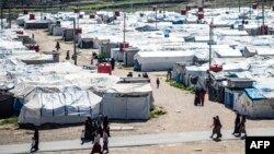 ফাইল ছবি - রোজ ক্যাম্পে নারী ও শিশুরা হাঁটছে।(ছবি-এএফপি/দেলিল সোলেইমান)