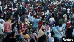 Para pengunjung memadati pantai di tengah pandemi virus corona (COVID-19) di Mumbai, India, Minggu, 4 April 2021.