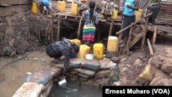 Difficile accès à l'eau potable sur ce site sinistré d'Irambo après l'incendie de Bukavu, le 20 août 2018. (VOA/Ernest Muhero)