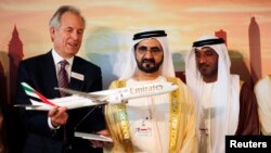 Pimpinan Boeing James McNerney (kiri) menunjukkan sebuah model terbaru pesawat jet 777 kepada PM Uni Emirat Arab dan Penguasa di Dubai Sheikh Mohammed bin Rashid al-Maktoum (dua dari kanan) dalam pameran Dirgantara "Dubai Airshow" (17/11).