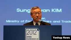 24일 한국 국립외교원이 주최한 세미나에서 연설하는 김성환 외교통상부장관.