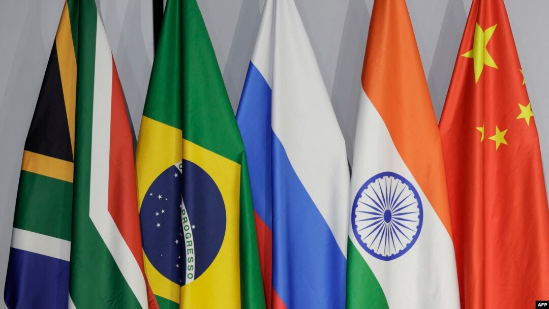 Lá cờ của các nước thành viên Nam Phi, Brazil, Nga, Ấn Độ và Trung Quốc trong Hội nghị thượng đỉnh BRICS 2023 tại Trung tâm Hội nghị Sandton ở Johannesburg vào ngày 24/8/2023.