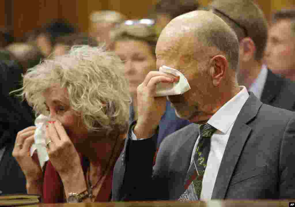 Family members, including uncle Arnold Pistorius, right, cry as they listen to Oscar Pistorius testifying in court in Pretoria, April 8, 2014. 