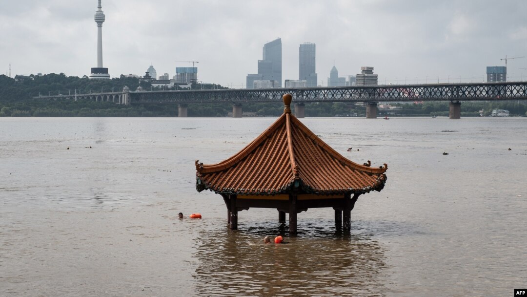 Sebuah paviliun di kota Wuhan, China tergenang banjir akibat meluapnya Sungai Yangtze, 6 Juli lalu. 