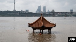 Sebuah paviliun di kota Wuhan, China tergenang banjir akibat meluapnya Sungai Yangtze, 6 Juli lalu. 