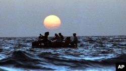 Cubanos abordo de una balsa improvisada, durante uno de los éxodos masivos, éste en agosto de 1994. Los analistas temen que las reformas migratorias cubanas provoquen una crisis parecida en Estados Unidos.