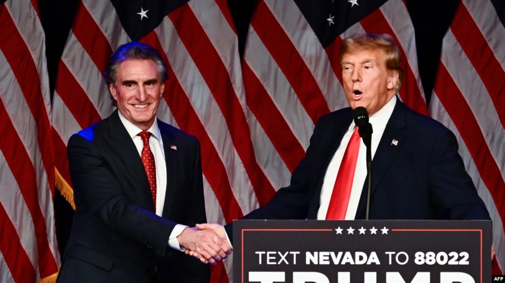 Thống đốc North Dakota Doug Burgum bắt tay cựu Tổng thống khi đó Donald Trump tại một bữa tiệc chính trị ở Las Vegas, Nevada, ngày 8/2/2024.