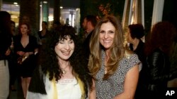 La réalisatrice Niki Caro (D) et l'auteure Diane Ackerman à Hollywood, 27 mars 2017, Los Angeles.