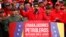 El presidente Nicolás Maduro dijo que una llovizna que cayó durante la concentración en Caracas era agua bendita que les enviaba Hugo Chávez.